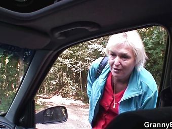 Dude pounds blonde granny in his car